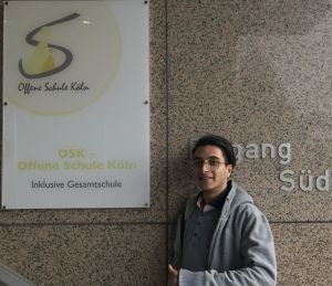 Mohammad Akbari steht vor dem Eingang zur Offenen Schule Köln